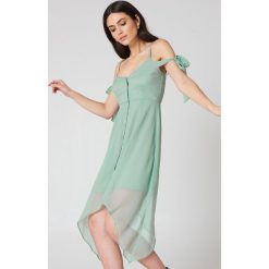 NA-KD Boho Sukienka midi z wiązaniem - Green. Sukienki damskie marki NA-KD Boho. W wyprzedaży za 30.28 zł.
