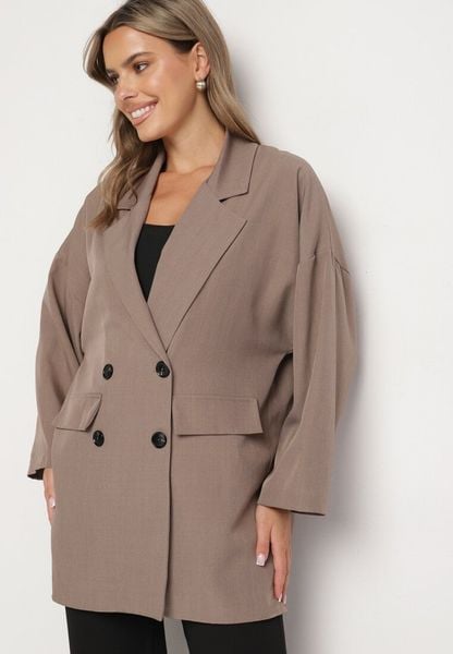 Ciemnobeżowa Marynarka Oversize Dwurzędowa z Imitacją Kieszeni Tinnielle. Brązowe żakiety damskie Born2be, uniwersalny, bez wzorów, z jeansu, wizytowe. Za 119.99 zł.