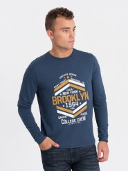 Longsleeve męski z nadrukiem w stylu collegowym - niebieski V2 OM-LSPT-0117 - XL. Niebieskie bluzki z długim rękawem męskie Ombre Clothing, l, bez wzorów, bez kołnierzyka. W wyprzedaży za 39.99 zł.