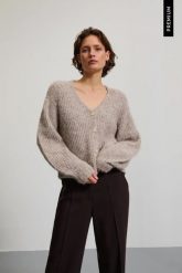 Dzianinowy kardigan beżowy. Brązowe kardigany damskie MOODO, l, bez wzorów, z dzianiny. Za 169.99 zł.