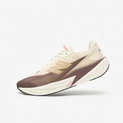 Buty do biegania damskie New Balance Fuelcell Rebel V5. Białe obuwie sportowe damskie New Balance, bez wzorów, z kauczuku, do biegania. Za 719.99 zł.