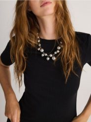 Prążkowany t-shirt z bawełnianej dzianiny - czarny. Czarne t-shirty damskie Reserved, l, bez wzorów, z bawełny, bez kołnierzyka. W wyprzedaży za 39.99 zł.