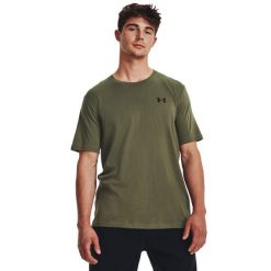Under Armour M L CHEST LOCKUP SS MFO Koszulka męska. Zielone koszulki sportowe męskie Under Armour, l, bez wzorów, z bawełny, bez kołnierzyka, bez ramiączek. Za 76.99 zł.