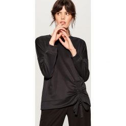 Bluza damska ze ściągaczem - Czarny. Bluzy damskie marki Mohito. W wyprzedaży za 29.99 zł.