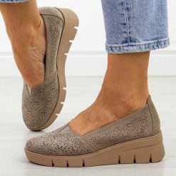 Khaki ażurowe zamszowe półbuty damskie na koturnie Potocki 12567. Brązowe półbuty damskie POTOCKI, na lato, w ażurowe wzory, z jeansu, biznesowe, bez obcasa, na koturnie, bez zapięcia. Za 169.00 zł.