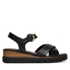 Sandały Tamaris. Czarne sandały damskie Tamaris, bez wzorów, bez obcasa, na koturnie, bez zapięcia. Za 349.99 zł.