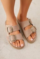 Ciemnobeżowe Klapki VICES z Dwoma Paskami i Metalicznymi Klamrami Kaliniassi. Brązowe klapki damskie Born2be, z aplikacjami, z materiału, bez obcasa, na płaskiej podeszwie. Za 99.99 zł.