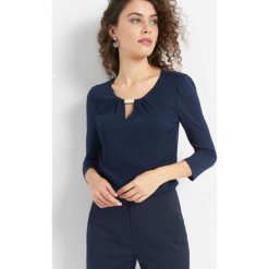 Koszulka z metalowym detalem. Niebieskie t-shirty damskie marki Orsay, z dzianiny, z dekoltem na plecach. Za 69.99 zł.
