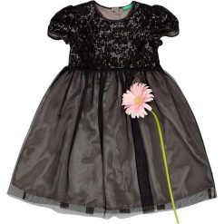 Sukienka w kolorze czarnym. Czarne sukienki niemowlęce Benetton Kids, bez wzorów, z koronki, bez ramiączek. W wyprzedaży za 79.95 zł.
