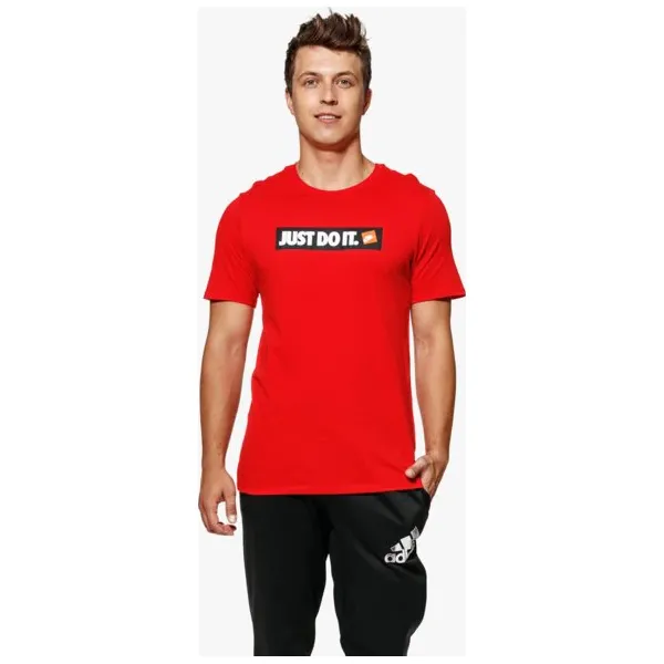 Nike Koszulka Ss M Nsw Hbr 1 , czerwony, rozmiar M. Czerwone koszulki sportowe męskie Nike, m, bez wzorów, z materiału, bez kołnierzyka, bez ramiączek. W wyprzedaży za 79.99 zł.