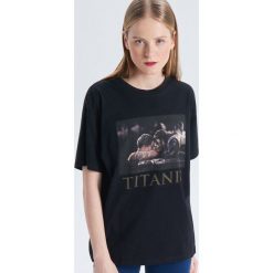 Koszulka z nadrukiem Titanic - Czarny. T-shirty damskie Cropp. Za 59.99 zł.