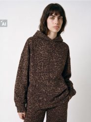 Dresowa bluza hoodie z kieszenią w panterkę - wielobarwny. Bluzy damskie Sinsay, l, bez wzorów, z dresówki, bez kaptura. Za 59.99 zł.