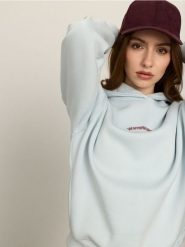 Bluza oversize z bawełną i nadrukiem - błękitny. Niebieskie bluzy damskie Sinsay, l, bez wzorów, z bawełny, bez kaptura. Za 49.99 zł.