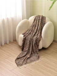 Koc z frędzlami w panterkę - brązowy. Brązowe kocyki dla dzieci Sinsay. W wyprzedaży za 22.99 zł.