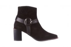 Botki Bayla-195 20K-7202-1 Black Suede 195013, Czarny, Skóra naturalna - 40. Czarne botki damskie Bayla, z nubiku, bez obcasa, bez zapięcia. W wyprzedaży za 224.10 zł.