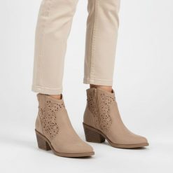 Botki damskie S.Barski,cholewka z materiału ażurowe wycięcia na bokach zamek po wewnętrznej stronie smukły fason wyprofilowany obcas stabilna bryła d. Brązowe kozaki damskie S.BARSKI, z jeansu, bez obcasa, na obcasie. Za 179.00 zł.