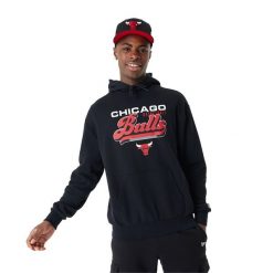 Bluza męska New Era NBA Graphic OS Hoody Chicago Bulls. Czarne bluzy męskie New Era, m, bez wzorów, bez kaptura. Za 249.99 zł.
