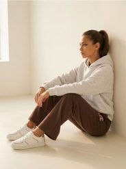 Spodnie dresowe wide leg z nadrukiem - brązowy. Brązowe spodnie dresowe damskie Sinsay, l, bez wzorów, z dresówki. Za 39.99 zł.