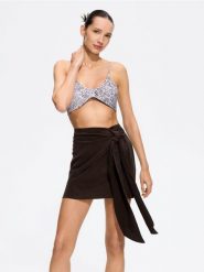 Spódnica mini z ozdobnym wiązaniem - ciemnobrązowy. Brązowe spódnice damskie Reserved, l, bez wzorów, z lyocellu, mini, proste. Za 259.99 zł.