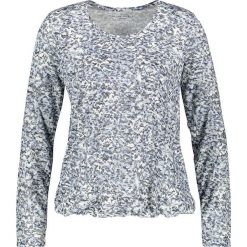Koszulka w kolorze szaro-niebiesko-białym. Białe t-shirty damskie Gerry Weber, z okrągłym kołnierzem. W wyprzedaży za 65.95 zł.