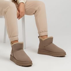 Śniegowce damskie Vinceza, zamszowe z okrągłym noskiem i ocieplane futerkiem, beżowe, 97961-BE. Brązowe kozaki damskie VINCEZA, z dzianiny, z okrągłym noskiem, bez obcasa. Za 135.99 zł.