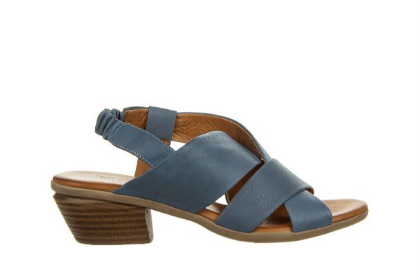 Sandały Bayla-161 061 4608 Anar 161456, Niebieski, Skóra naturalna - 37. Niebieskie sandały damskie Bayla, bez wzorów, z materiału, bez obcasa, na słupku, bez zapięcia. W wyprzedaży za 179.10 zł.