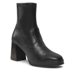 Botki Tamaris. Czarne botki damskie Tamaris, bez obcasa, na słupku, bez zapięcia. Za 379.99 zł.