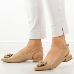 Beżowe czółenka damskie Jezzi asa201a-1. Brązowe sandały damskie Jezzi, z aplikacjami, ze skóry, bez obcasa, na obcasie, bez zapięcia. Za 209.00 zł.