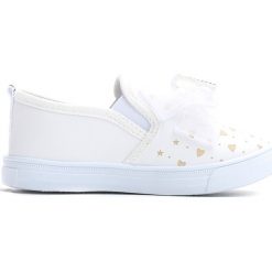 Białe Slip On Charm. Białe buty sportowe dziewczęce Born2be, na jesień, z materiału. Za 39.99 zł.