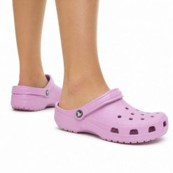 Klapki chodaki damskie sportowe Crocs CLASSIC. Czerwone klapki damskie Crocs, bez wzorów, z materiału, klasyczne, bez obcasa. Za 159.00 zł.