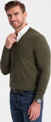 Ombre Sweter męski z dekoltem "w serek" z koszulowym kołnierzykiem - ciemnooliwkowy V5 OM-SWSW-0102 S. Zielone bluzy męskie Ombre, m, bez wzorów, bez kołnierzyka. Za 129.99 zł.