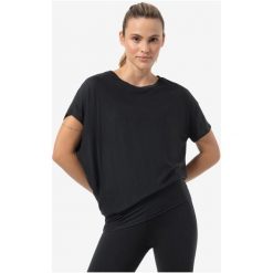 Koszulka z krótkim rękawem damska SUPER.NATURAL Yoga Loose Tee. Czarne koszulki sportowe damskie super.natural, bez wzorów, sportowe, bez kołnierzyka. Za 290.65 zł.