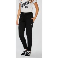Guess Jeans - Spodnie. Jeansy damskie marki Guess Jeans. W wyprzedaży za 199.90 zł.