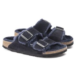 Klapki Birkenstock Arizona VL regular granatowe (1020592). Niebieskie klapki damskie Birkenstock, bez wzorów, z materiału, eleganckie, bez obcasa. Za 479.00 zł.