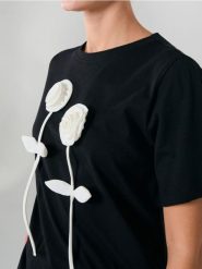 Bawełniana koszulka z aplikacją 3D - czarny. Czarne t-shirty damskie Sinsay, l, z aplikacjami, z bawełny, bez kołnierzyka. Za 25.99 zł.