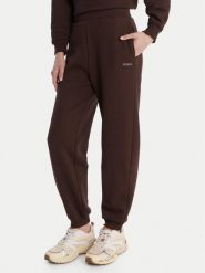 Guess Spodnie dresowe V6RB15 K9V31 Brązowy Regular Fit. Brązowe spodnie dresowe damskie Guess, l, z aplikacjami, z bawełny. Za 299.99 zł.