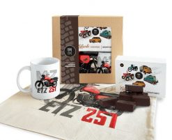 MZ ETZ 251 — paczka (Zawartość paczki: koszulka - torba - kubek - słodycze; Rozmiar koszulki / bluzy: XL (damska); Kolor koszulki / bluzy: jasnoszary. Szare bluzy damskie nikiniki, s, bez wzorów, z bawełny, bez kaptura. Za 169.00 zł.
