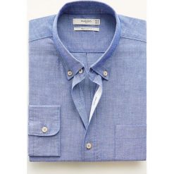 Mango Man - Koszula Oxford3. Niebieskie koszule męskie marki Mango Man, z bawełny, button down, z długim rękawem. W wyprzedaży za 89.90 zł.