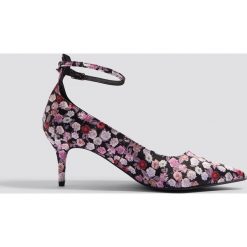 NA-KD Shoes Satynowe czółenka z paskiem - Multicolor. Szare czółenka damskie NA-KD Shoes, w paski, z satyny. W wyprzedaży za 48.59 zł.