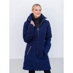 Damska długa kurtka Equestrian Stockholm Denali. Niebieskie kurtki damskie EQUESTRIAN STOCKHOLM, na zimę, bez wzorów, z puchu, bez kaptura, do jazdy konnej. W wyprzedaży za 1,371.00 zł.