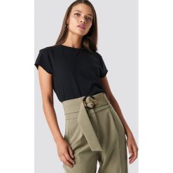 NA-KD Basic T-shirt z surowym wykończeniem - Black. T-shirty damskie marki NA-KD Basic. Za 52.95 zł.