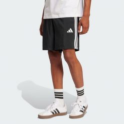 Szorty Essentials 3-Stripes Chelsea. Białe krótkie spodenki sportowe męskie Adidas, m, bez wzorów, z materiału, na fitness i siłownię. W wyprzedaży za 89.25 zł.