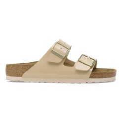 Klapki damskie BIRKENSTOCK Arizona BF Patent Sand. Brązowe klapki damskie Birkenstock, bez wzorów, eleganckie, bez obcasa. Za 329.99 zł.