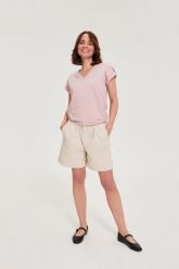 Gładkie szorty beżowe. Brązowe szorty damskie MOODO, l, bez wzorów, z bawełny. Za 119.99 zł.