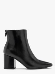 Czarne botki damskie na klocku. Czarne botki damskie Ryłko, ze skóry, bez obcasa, na słupku, bez zapięcia. W wyprzedaży za 299.99 zł.