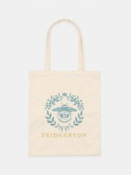 Materiałowa torba shopper z nadrukiem Bridgerton - kremowy. Białe torebki shopper damskie Sinsay, bez wzorów, z materiału, z nadrukiem, bez dodatków. Za 15.99 zł.