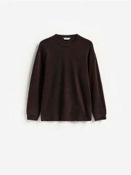 Gładki longsleeve z bawełną - ciemnobrązowy. Brązowe bluzki z długim rękawem męskie Reserved, l, bez wzorów, z bawełny, bez kołnierzyka. Za 99.99 zł.