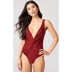 Hannalicious x NA-KD Kostium kąpielowy z węzłem - Red. Czerwone kostiumy jednoczęściowe damskie Hannalicious x NA-KD. W wyprzedaży za 40.19 zł.