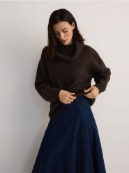 Sweter oversize z golfem - brązowy. Brązowe swetry damskie Reserved, l, bez wzorów, z dzianiny, bez kołnierzyka, bez ramiączek, bez kaptura. W wyprzedaży za 109.99 zł.