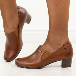 Brązowe Polskie półbuty damskie Gregors 1246. Brązowe półbuty damskie GREGORS, na jesień, bez wzorów, z jeansu, eleganckie, z okrągłym noskiem, bez obcasa, na obcasie, bez zapięcia. Za 399.00 zł.